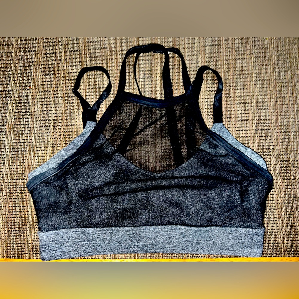 Forever 21 sports bra. black and gray mesh adjustable straps size small so cute